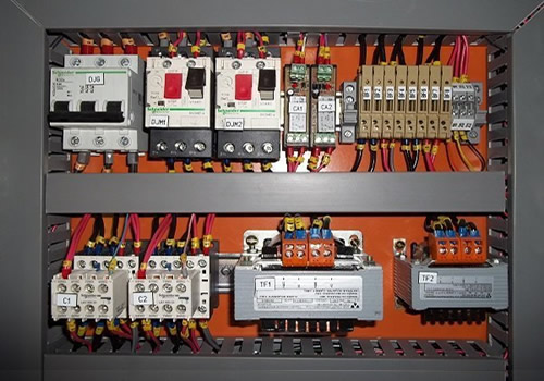Comandos elétricos para motores, exaustores e bombas para condomínios e residências